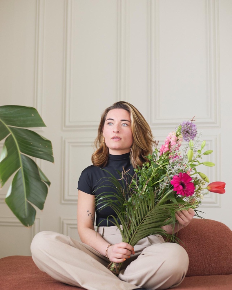 Elisa met een bos bloemen
